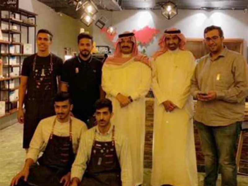 شاهد...أمير ووزير يقومان بزيارة مفاجئة إلى أحد مقاهي أبها